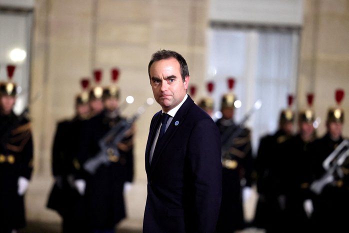 Premierul Franţei, Sébastien Lecornu, a cedat unui nou set de cereri venite din partea socialiştilor: Franţa va creşte iar taxele pentru marile corporaţii, încercând să pună la punct bugetul pentru 2026