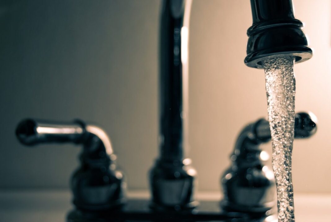 Preţul apei nepotabile de la Curtea de Argeş va fi redus cu 30% până când aceasta va redeveni potabilă / Iniţial se anunţase o reducere de 47 de bani pe metru cub