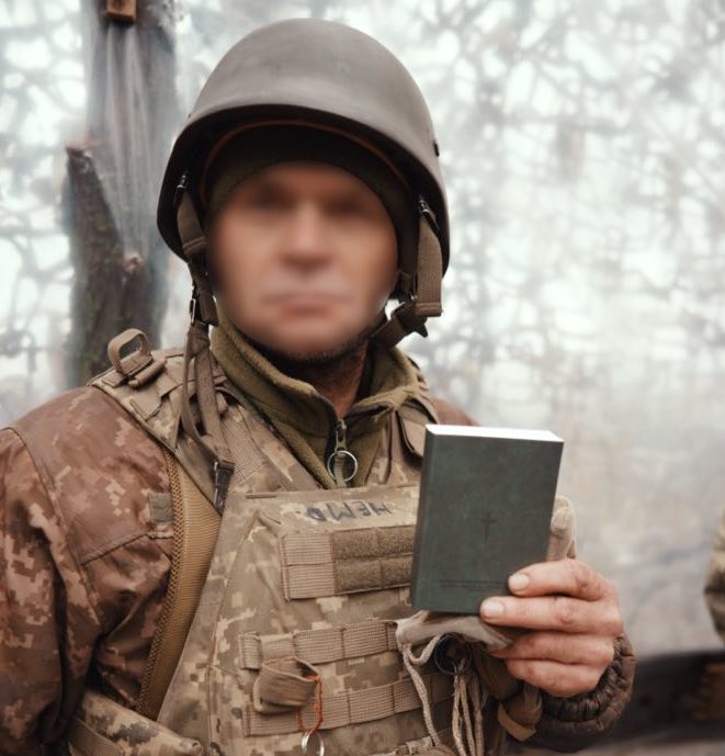 Prima Biblie impermeabilă a plecat din Sibiu către frontul ucrainean în 20.000 de exemplare