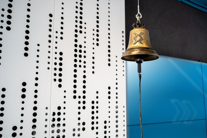 Prima săptămână completă de tranzacţionare din 2026 aduce un raliu puternic la Bursa de Valori: acţiunile One United, Fondul Proprietatea şi Transgaz au crescut cu 15–16%, ale Hidroelectrica şi Romgaz cu 6%, Petrom şi Banca Transilvania, 3-4%. Indicele BET, peste 27.000, în cea mai bună săptămână din 2018 încoace ca ritm de creştere