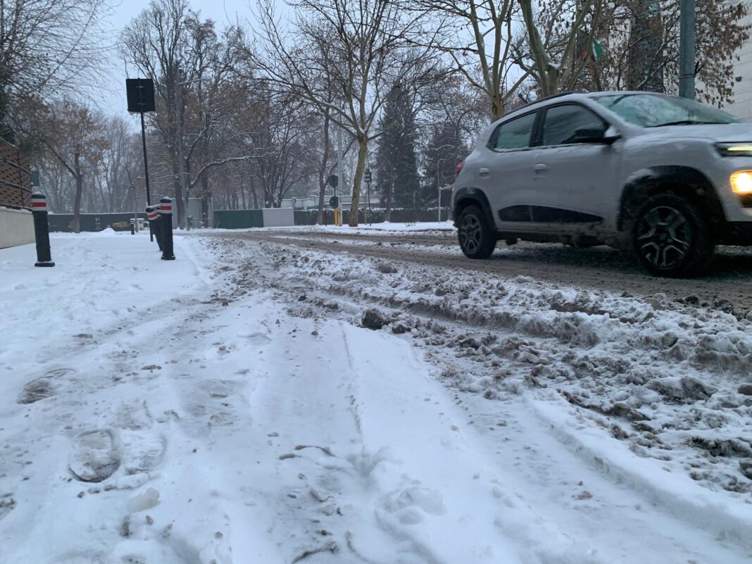 Primăria Capitalei: Peste 1.100 de muncitori curăţă zăpada şi au împrăştiat material antiderapant pe străzile şi bulevardele din București
