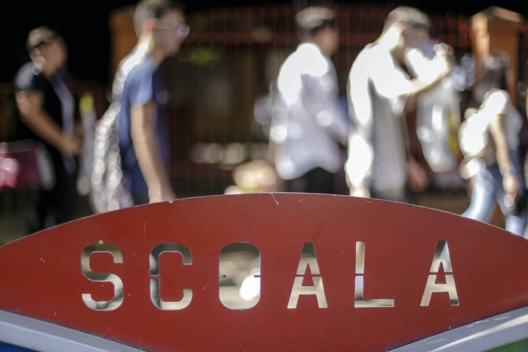 Primul gest al unor elevi care au asistat la agresarea colegului lor în clasă a fost să filmeze incidentul / Inspectoratul Școlar: Probabil înspăimântaţi de scena de o violenţă cruntă, au filmat înainte să atenţioneze profesorii