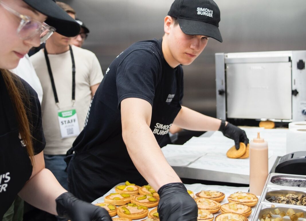 Primul restaruant Simon’s Burger se deschide în primăvară la Cluj / Planurile lanțului fast food din Ungaria sunt să se extindă la nivel național în România în câțiva ani – presa maghiară