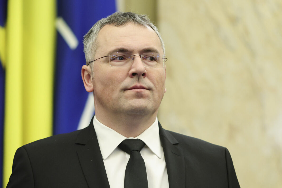 Procurorul CSM Claudiu Sandu, după decizia prin care a fost restricţionat accesul procurorilor la aplicaţia care gestionează dosarele în instanţe : Procurorii sunt singurii care pot să-i prindă pe judecători cu televizorul în braţe
