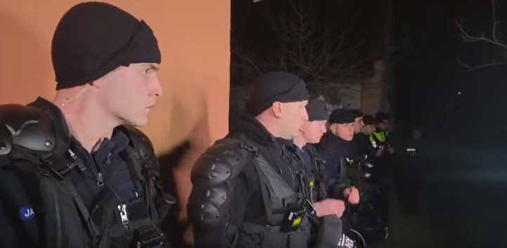 Protest în faţa locuinţei bunicului minorului de 13 ani implicat în crima din localitatea timișeană Cenei / Zeci de oameni cer ca băiatul implicat în uciderea lui Mario „să fie dat afară din sat şi să fie închis”