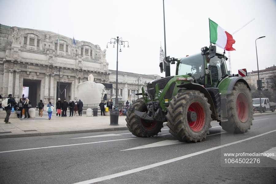 Proteste masive în întreaga Europa împotriva acordului UE-Mercosur / Fermierii francezi şi germani au blocat Podul Europei din Strasbourg / Tractoarele au blocat vineri traficul din Milano / Mii de agrocultori polonezi au protestat la Varșovia