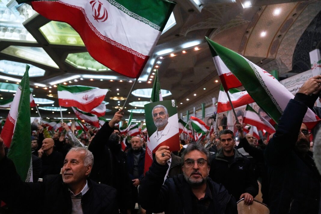 Protestele față de regimul de la Teheran se extind în sute de orașe din Iran / 20 de oameni au murit în acțiunile de represiune ale autorităților