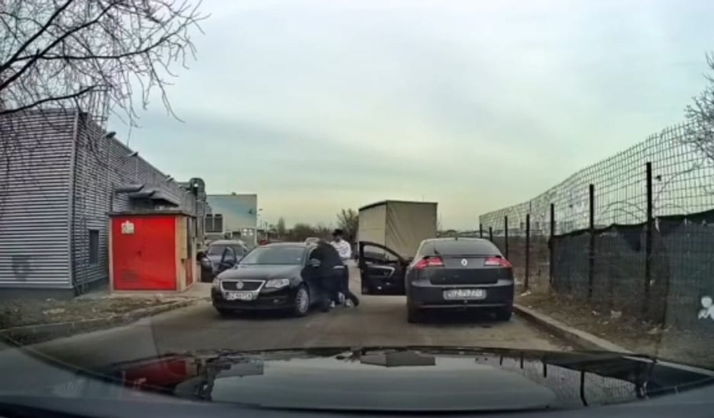 Răfuială între doi șoferi în trafic. Cel care a pornit conflictul s-a pus cu cine nu trebuie și a scăpat cu fuga