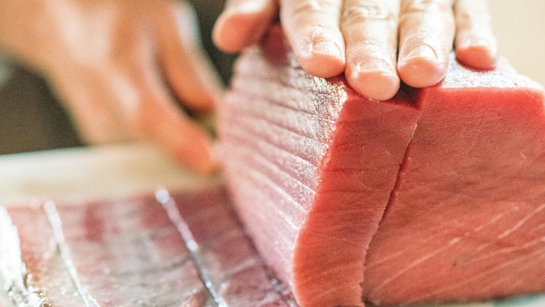 „Regele tonului” a plătit 2,4 milioane £ pentru un ton gigant la Tokyo