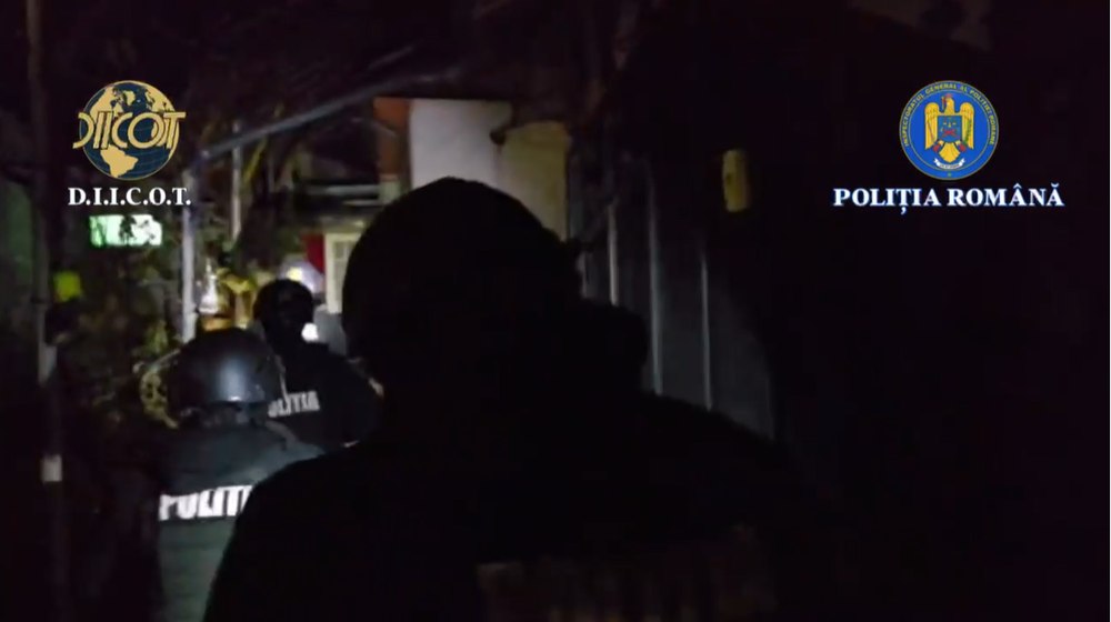 Rețea de trafic de migranți destructurată la Timișoara: polițiștii au efectuat percheziții și au reținut două persoane