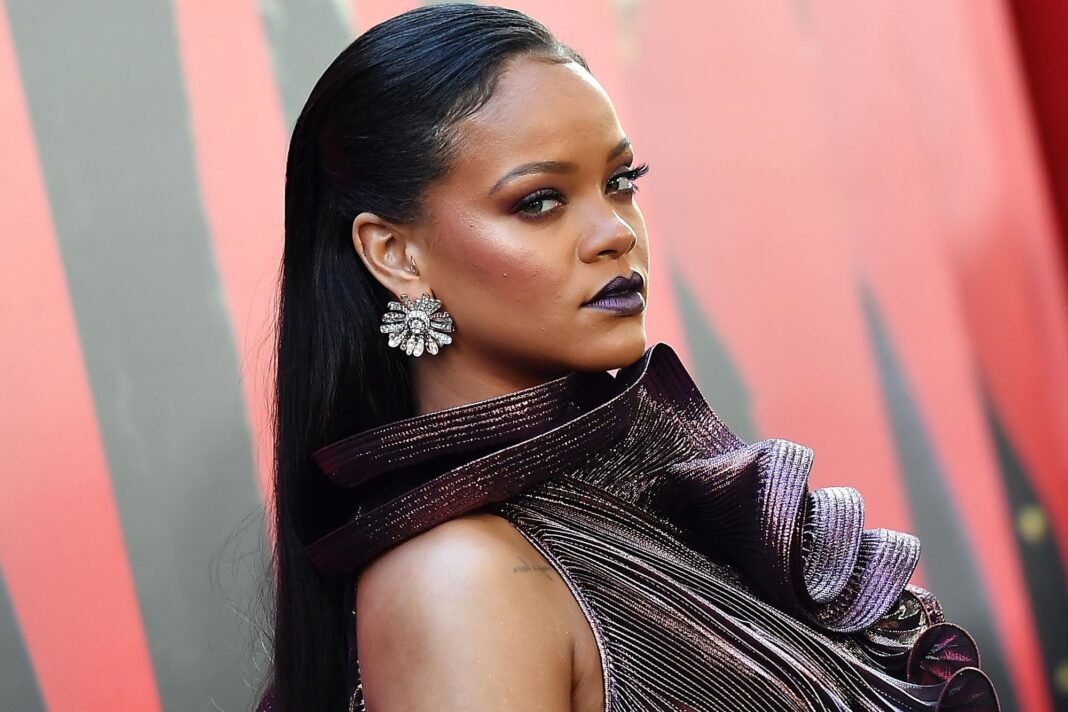 Rihanna, apariție spectaculoasă la Paris Fashion Week: eleganță totală într-o ținută all-black