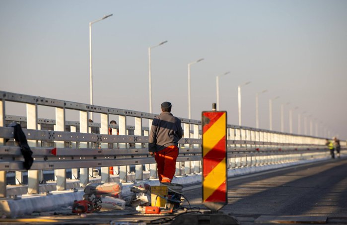 România a deschis 146 km de autostradă în 2025 şi pregăteşte alţi 255 km pentru 2026. După 36 de ani de capitalism, Bucureştiul ar putea avea în sfârşit o centură funcţională şi vom ajunge pe autostradă tot mai aproape de Iaşi