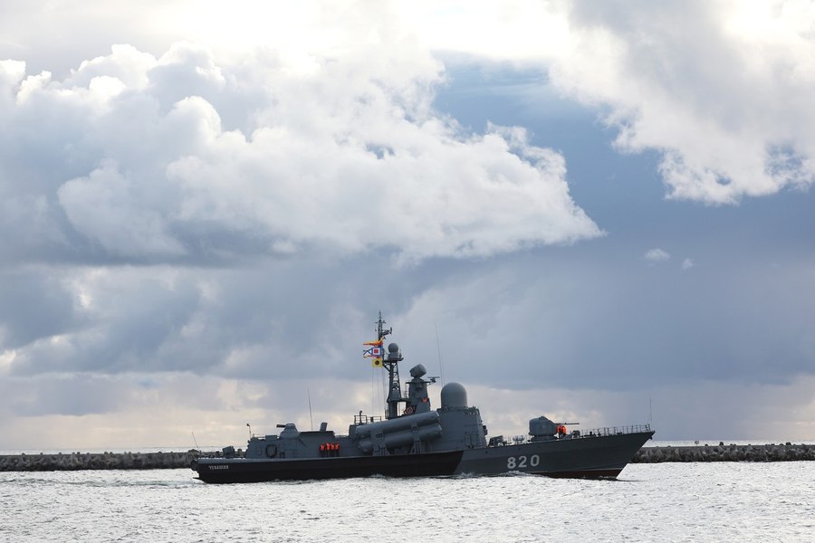 Rusia trimite nave militare pentru a escorta un petrolier urmărit de SUA în Atlanticul de Nord