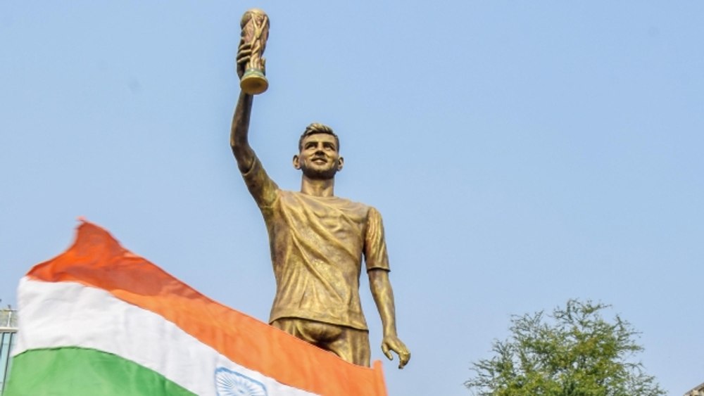 „Să ne faceți statuie”! Hagi nu a primit ceea ce a cerut în 1998. Messi indianul și Maradona de pe vulcan sunt câteva sculpturile istorice