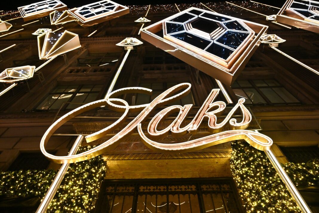 Saks Global, aproape de un plan de finanțare de 1,75 miliarde de dolari înaintea intrării în faliment