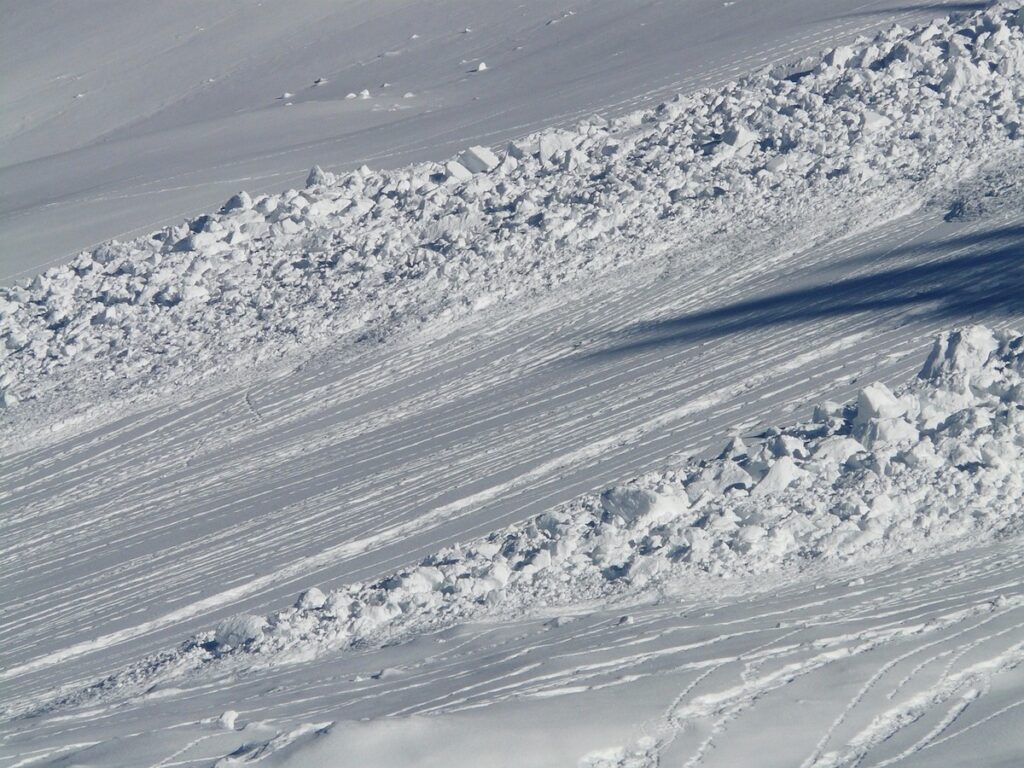 Salvamont Maramureș a emis avertizare de avalanşe pe munte / O avalanşă s-a produs în Munţii Rodnei