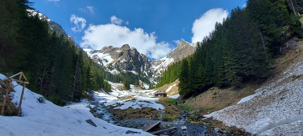 Salvamontiștii caută doi tineri care au plecat spre vârful Moldoveanu pe viscol: „Șansa de a ajunge este aproape imposibilă”