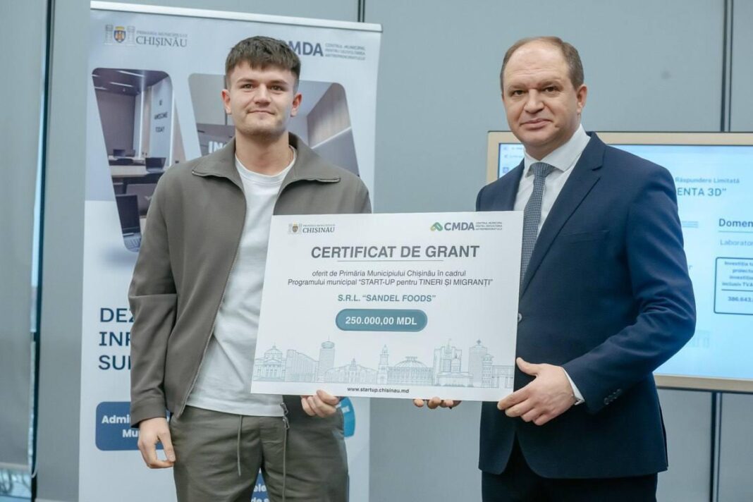 Sandu Ustețchii, cel care ar fi racolat maneliști din România pentru a-i face campanie lui Stoianoglo la alegerile parlamentare din Republica Moldova, a primit un certificat de grant în valoare de 250.000 lei de la Ion Ceban, primarul Chișinăului, potrivit jurnalistului Nicolae Chicu