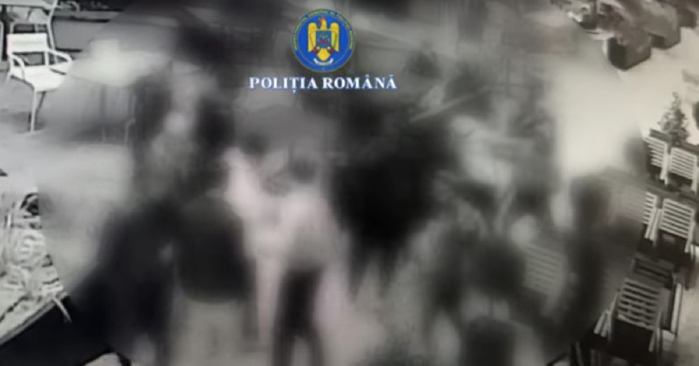 Scandal la un mall din Pitești: imagini cu încăierarea violentă care a dus la reținerea a 11 tineri