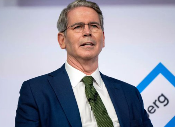 Scott Bessent, Secretarul Trezoreriei SUA, râde de răspunsul Europei faţă de tarifele anunţate de preşedintele Trump împotriva ţărilor care au trimis trupe în Groenlanda: Îmi imaginez că vor forma mai întâi temutul grup de lucru european, care pare să fie cea mai puternică armă a lor