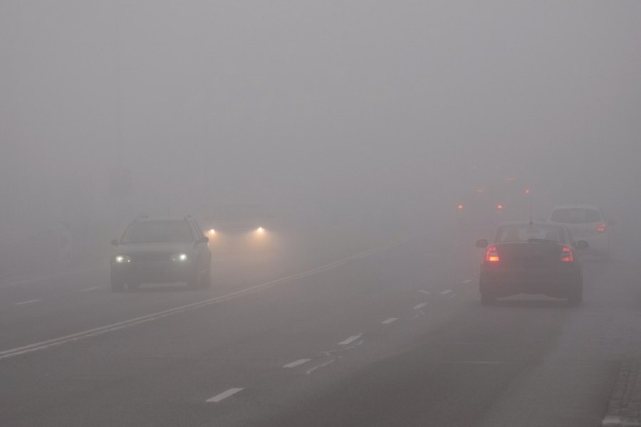 Se circulă în condiţii de ceaţă pe autostrăzile A1, A2 şi A3. La fel se întâmplă în Capitală, dar și pe drumurile din 15 judeţe