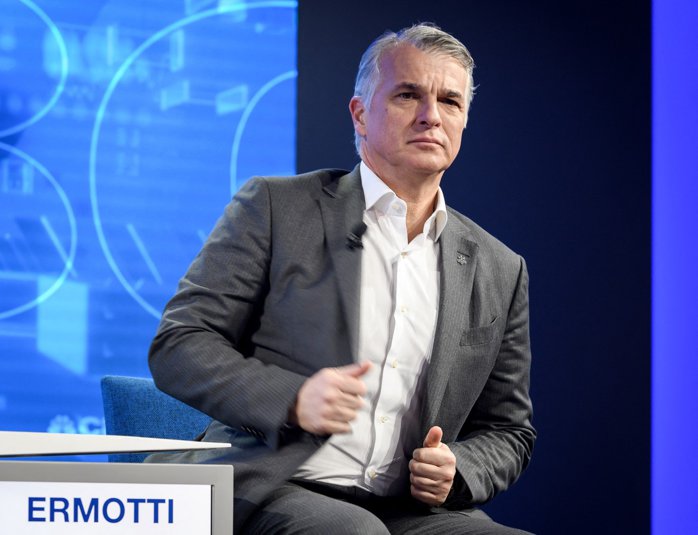 Se dă startul cursei pentru una dintre cele mai importante poziţii din sistemul bancar global: Sergio Ermotti, puternicul şef al UBS, se pregăteşte să se retragă din aprilie 2027