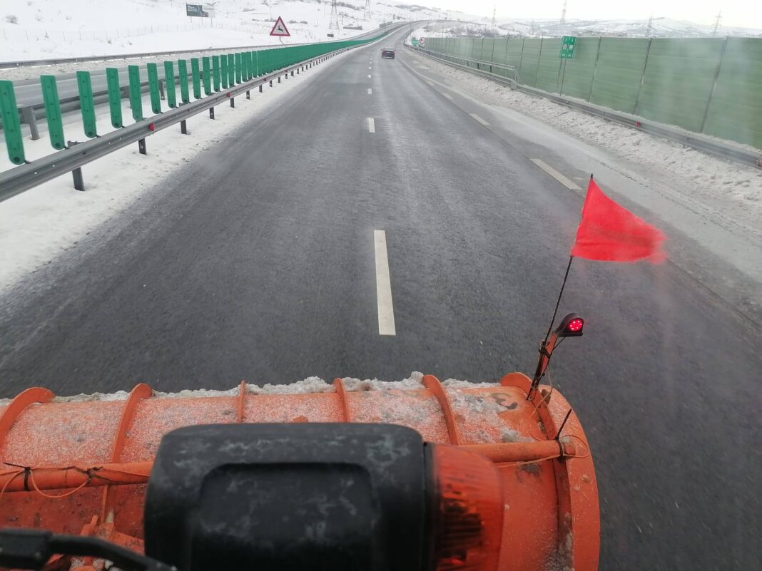 Șeful companiei de autostrăzi, despre circulația în condiții de iarnă: Prioritatea zero este siguranţa participanţilor la traficul rutier, nu statistica drumurilor deschise cu orice preţ