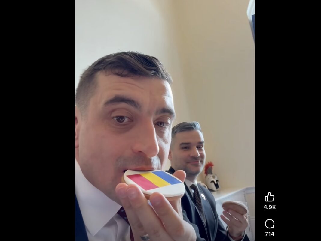 Simion bagatelizează scena tăierii tortului Groenlandei, revenind mâncând un fursec colorat în steagul României: „We may have a problem in the Romanian Parliament”