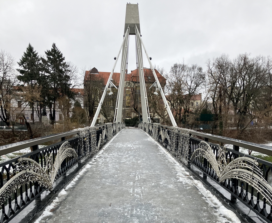 Singurul pod cu degivrare din Oradea a înghețat / Primăria: S-a ars o siguranță / Podul Intelectualilor, e vechi de 150 de ani și a fost modernizat cu 3,6 milioane de lei, în 2023