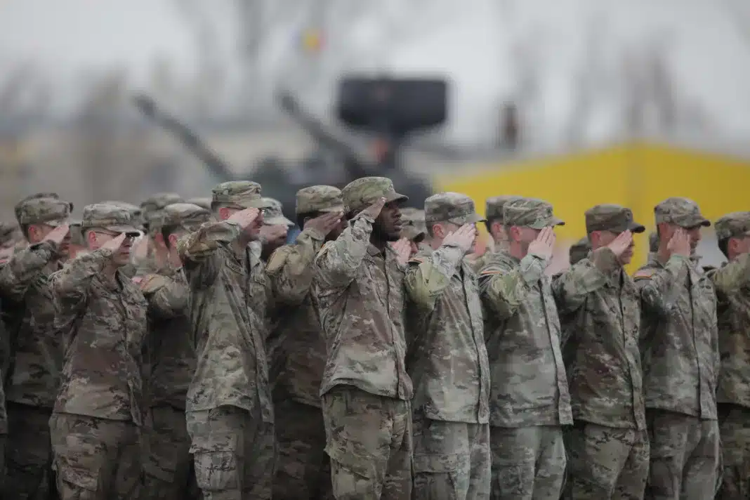 Sondaj: Încredere mare în NATO, pregătire mică în apărarea proprie. Avertismentul sociologilor