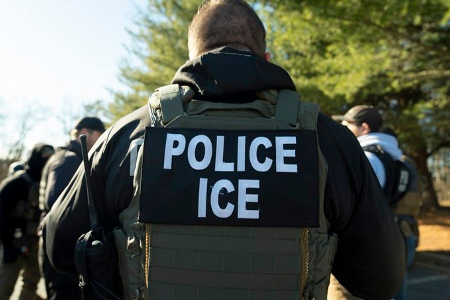 Sora bărbatului din Arizona implicat într-o confruntare cu agenții ICE la granița cu Mexicul spune că acesta este „un traficant violent”