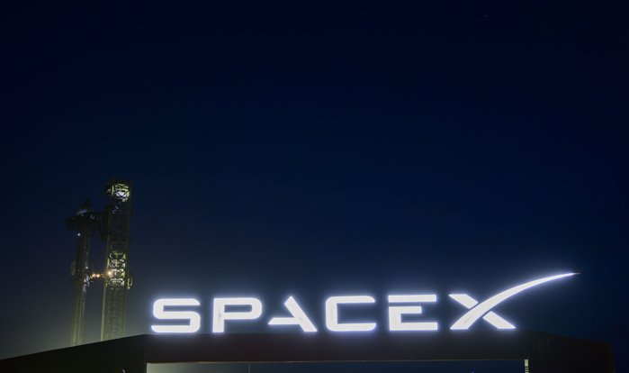 SpaceX vrea să trimită un milion de sateliţi în spaţiu pentru a funcţiona ca centre de date AI