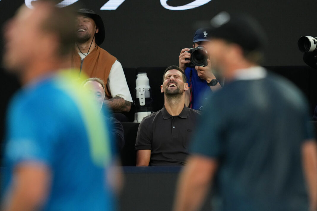 Spectacol la Australian Open: Novak Djokovic, în hohote de râs la meciul demonstrativ al lui Roger Federer
