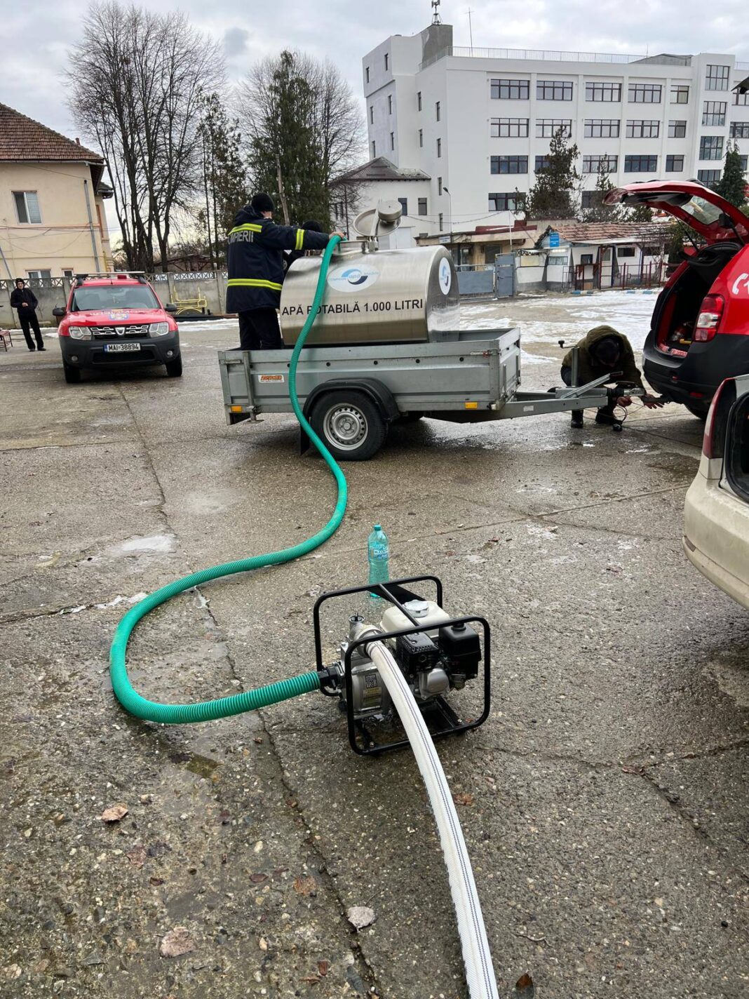 Spitalul din Victoria, alimentat cu apă cu ajutorul ISU / Apa orașului nu mai e potabilă, după ce rezervorul care alimentează mai multe localități a fost poluat cu motorină
