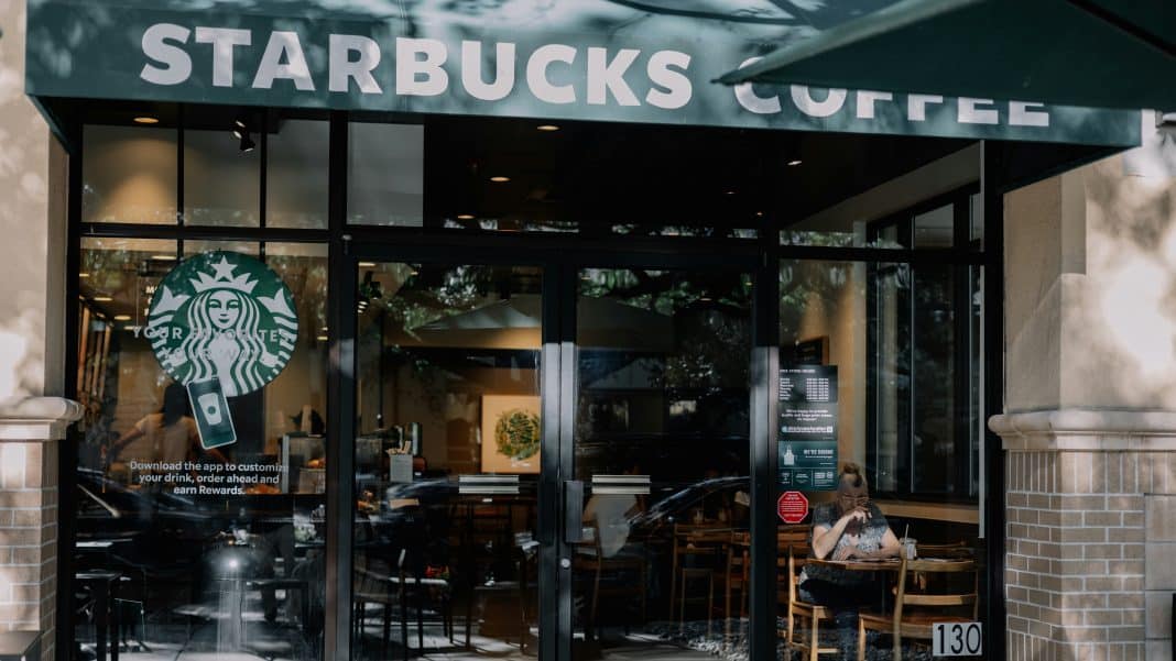 Starbucks reintroduce programul de loialitate pentru a stimula vizitele mai dese