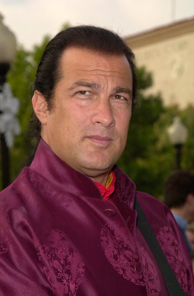 Steven Seagal, amicul lui Putin, își vinde conacul din Rusia pentru 7,5 milioane de dolari