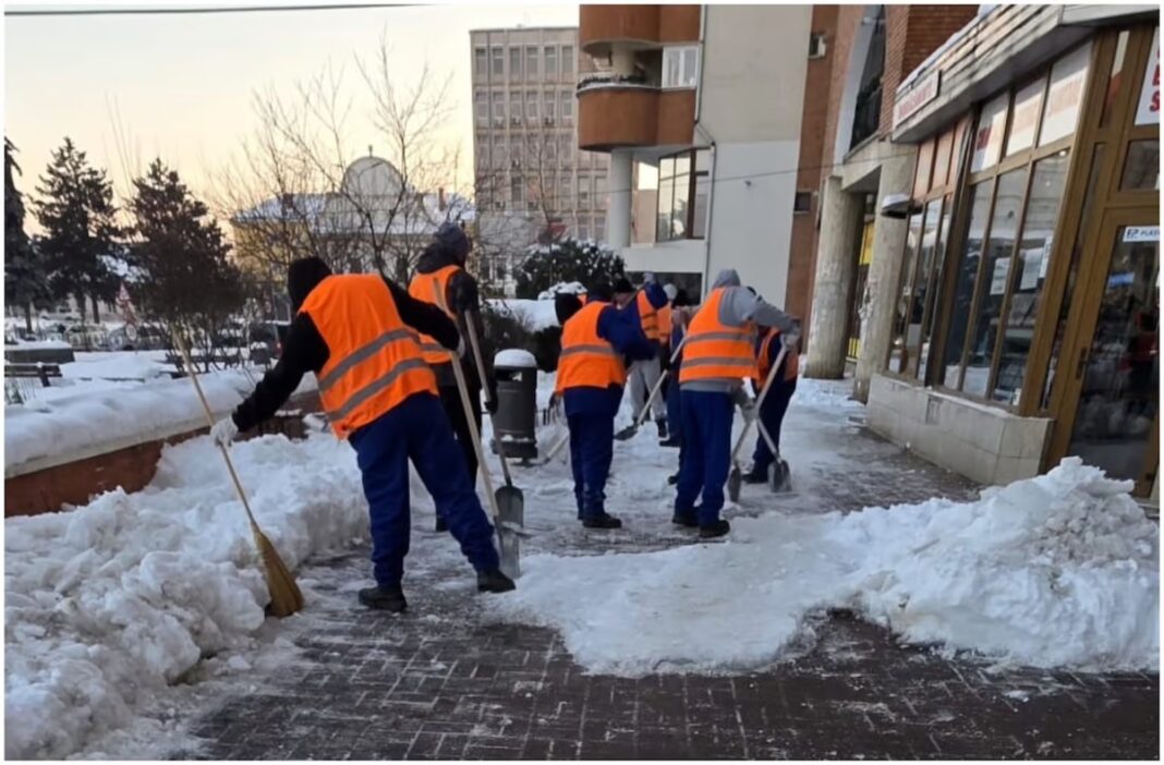 Străzile din Alba Iulia, deszăpezite cu deținuți / Sunt păziți de ”mascați” / Primăria: ”Contribuie activ la menținerea accesibilității și siguranței pe străzile din municipiu”