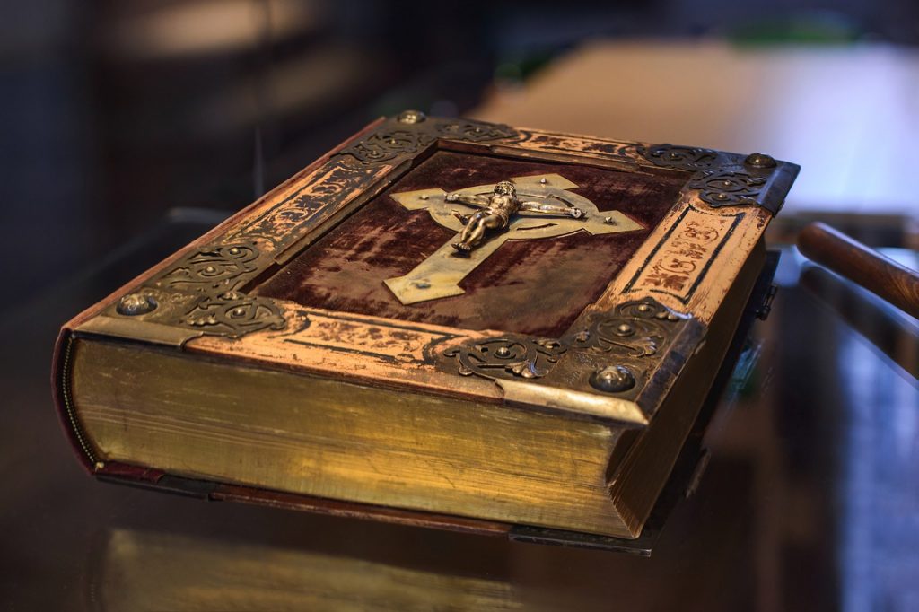 „Sunt tinerii care caută un fel de spiritualitate”: vânzările de Biblii în Marea Britanie ating un nivel record