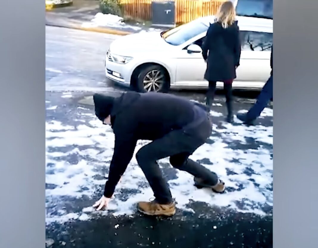 Sute de persoane au ajuns la spital, după ce au alunecat pe gheață / Ger de minus 18 grade Celsius în vestul țării