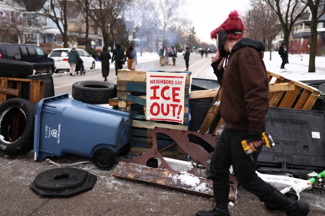 Sute de persoane protestează în Minneapolis după moartea unei femei ucise de un polițist al serviciului de imigrare