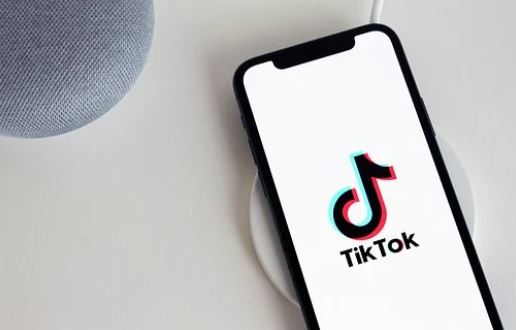 TikTok introduce tehnologie mai strictă de verificare a vârstei în UE