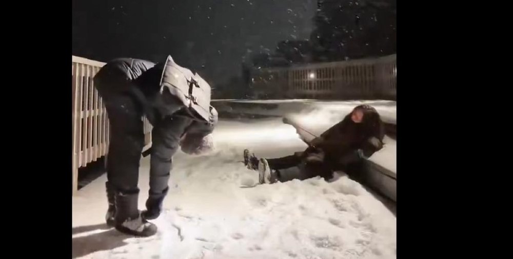 Tinerii din Groenlanda îi ironizează pe americani imitând comportamentul drogaților cu fentanil cunoscuți drept „zombi”: „Cultura americană”