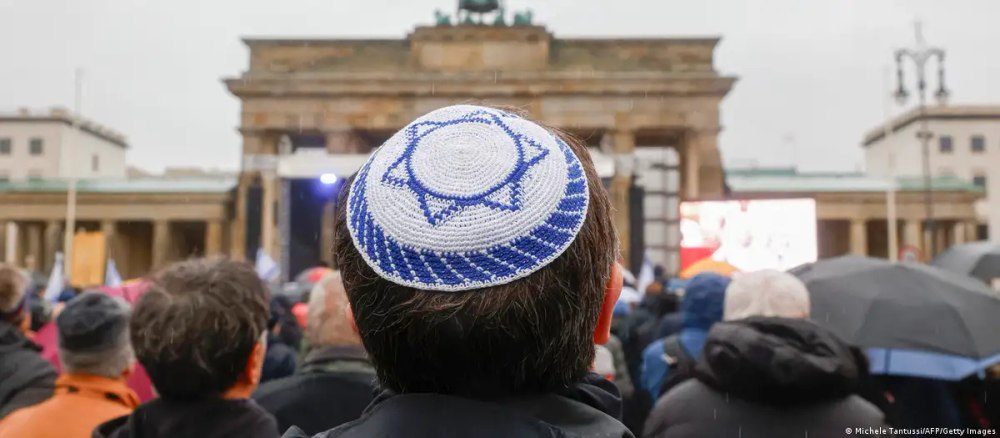 Tinerii evrei și antisemitismul: Să nu ieși în evidență