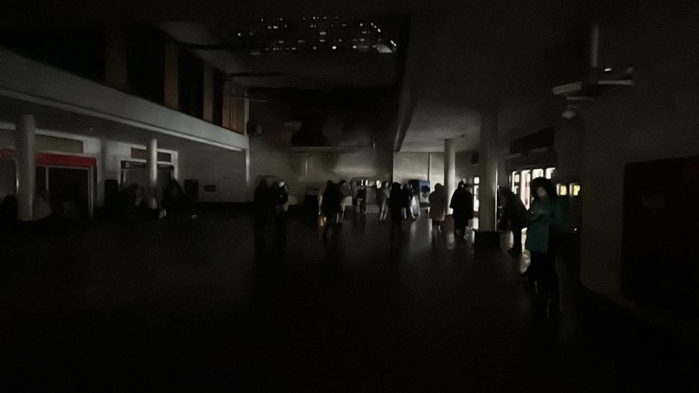 „Toți sunt în șoc”. Kievul, rămas fără curent, căldură și apă după ce o defecțiune a rețelei a provocat o pană masivă în Ucraina