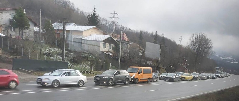 Trafic aglomerat pe DN 1 în județul Prahova: coloane de mașini la Comarnic, Bușteni și Sinaia