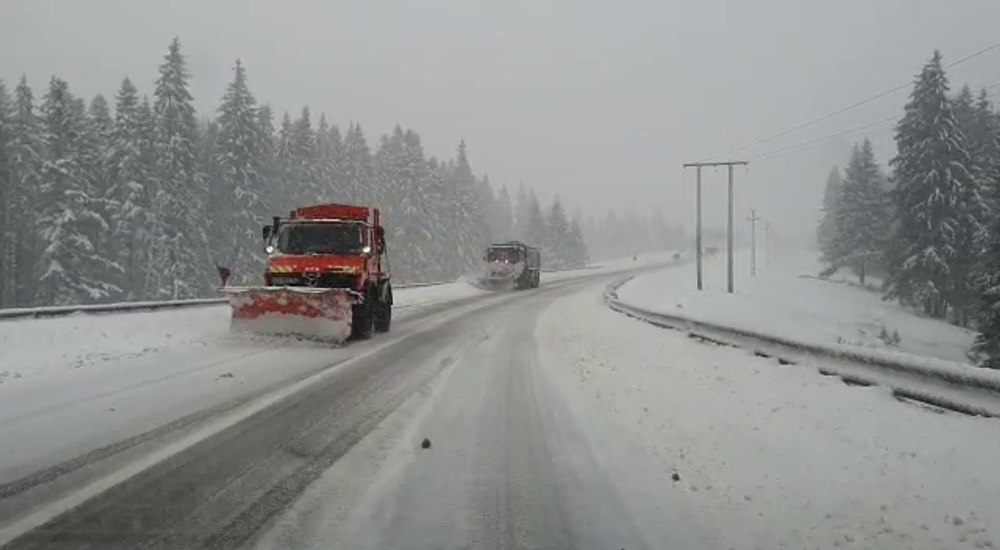 Trafic în condiții de iarnă pe mai multe drumuri din Ardeal și Moldova. Unde intervin utilajele de deszăpezire