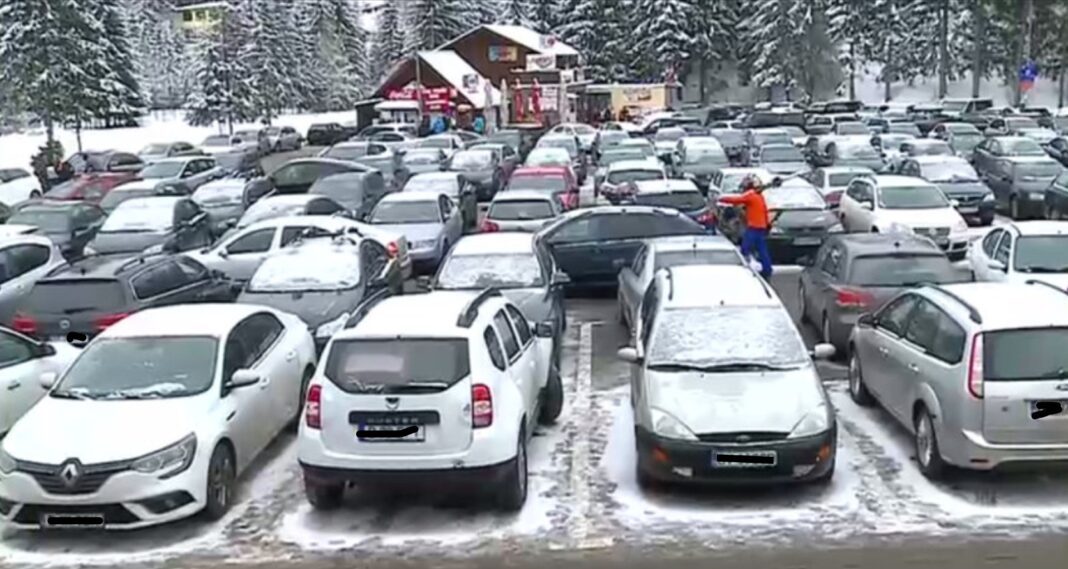 Trafic îngreunat pe drumul dintre Brașov și Poiană / Număr mare de autoturisme parcate ilegal / Cursele RAT Brașov au întârzieri importante.