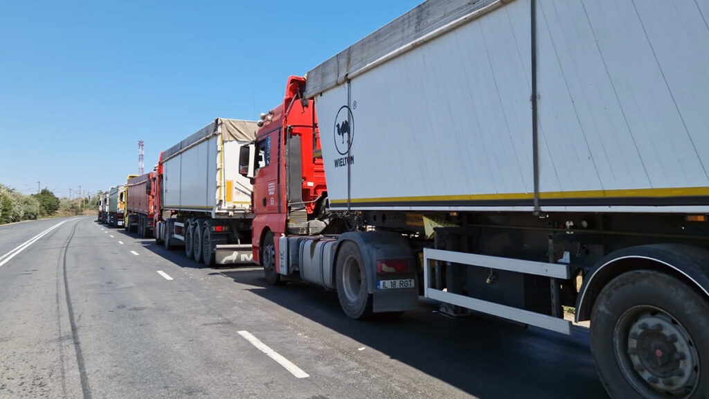Traficul autocamioanelor, perturbat la frontiera cu Serbia, din cauza protestelor transportatorilor
