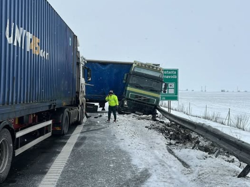 Traficul pe A2, blocat după ce un TIR a derapat. S-au format cozi kilometrice pe sensul spre Constanța