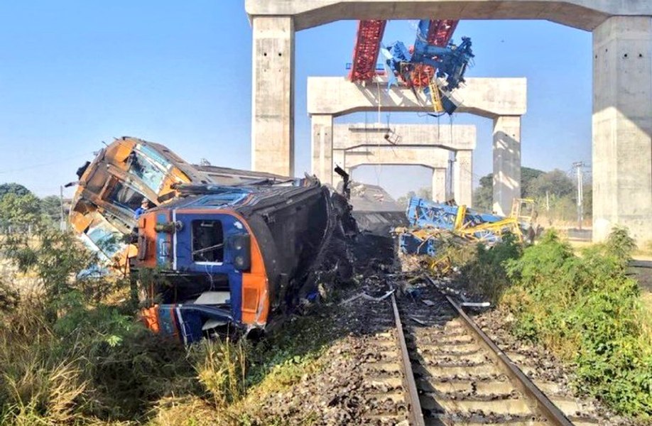 Tragedie feroviară în Thailanda, după ce o macara s-a prăbușit peste un tren. Zeci de morți și răniți